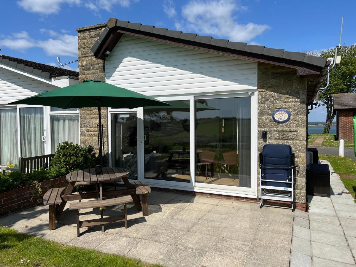 Valley View Self-Catering Coastal Bungalow In Rural West Wight Freshwater Exteriör bild